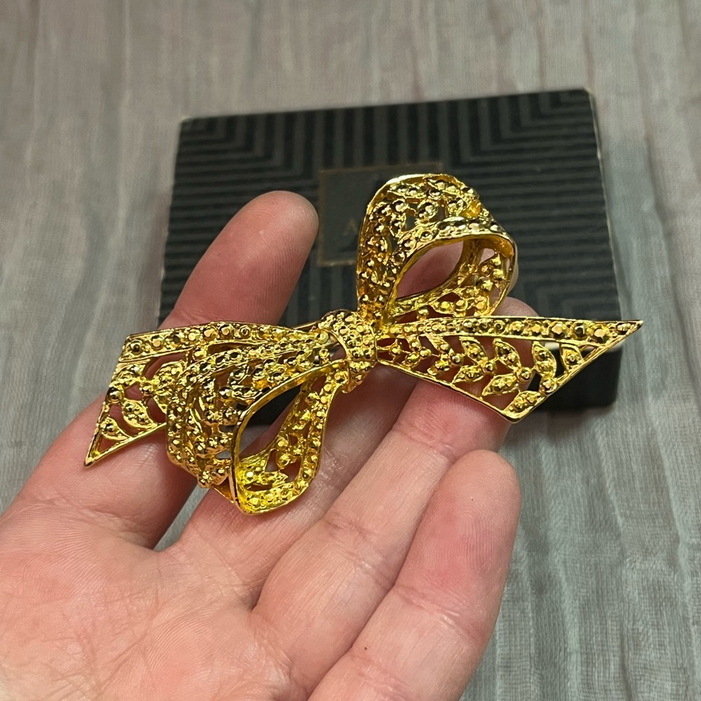 VTG Avon Bow Gold Tone Metal Costume Jewelry Brooch in Original Box